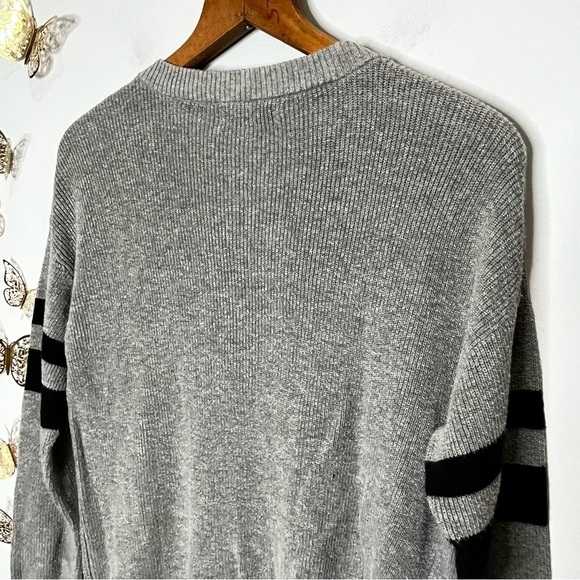 🦋🌙 AEO | Gray Sweater with Buttons and Striped Arm Bands - Picture 4 of 8